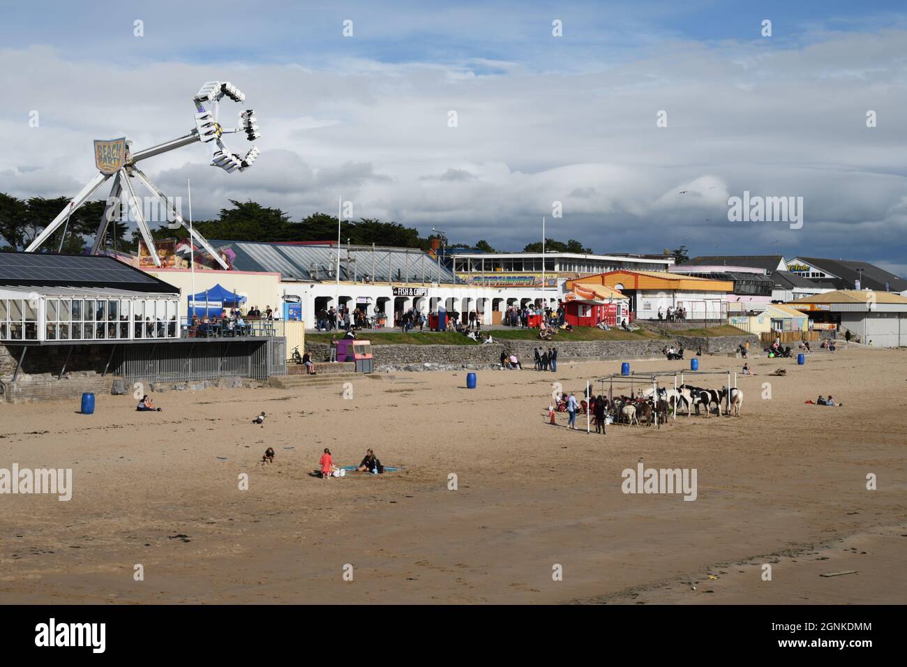 Porthcawl, South Wales, Großbritannien. 26. September 2021. Wetter in Großbritannien: Sonnenszenen an diesem Nachmittag entlang der Küste, die auch der letzte Tag des jährlichen Elvis-Wochenendes ist.Quelle: Andrew Bartlett/Alamy Live News Stockfoto