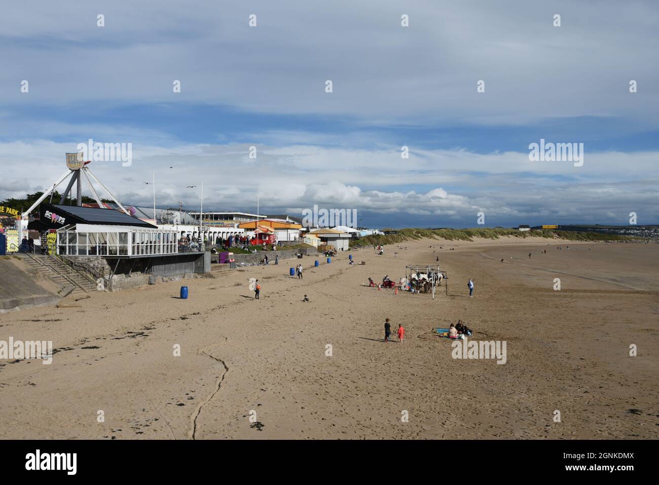 Porthcawl, South Wales, Großbritannien. 26. September 2021. Wetter in Großbritannien: Sonnenszenen an diesem Nachmittag entlang der Küste, die auch der letzte Tag des jährlichen Elvis-Wochenendes ist.Quelle: Andrew Bartlett/Alamy Live News Stockfoto