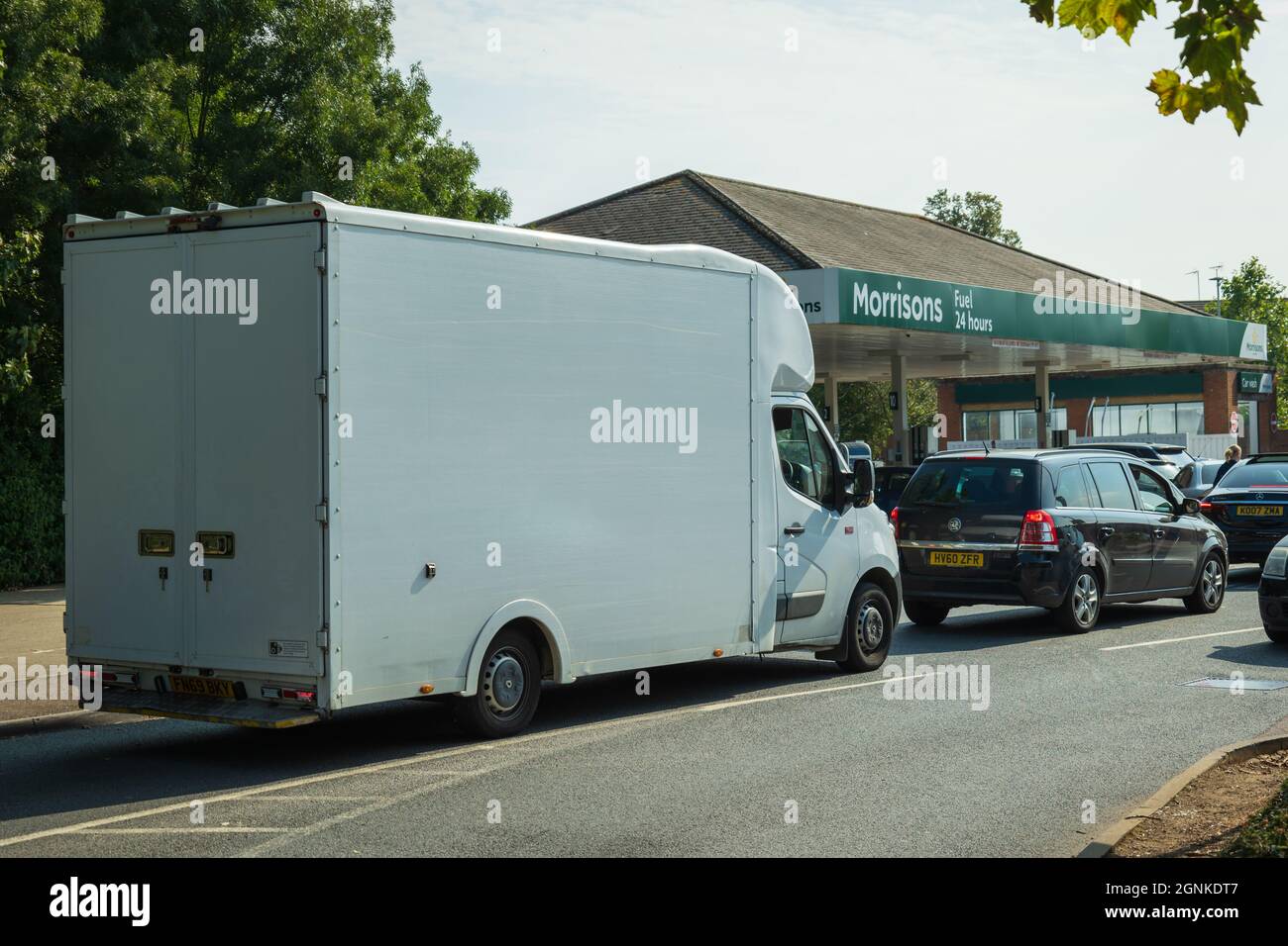 Northampton UK - Sep 26 2021: Lange Warteschlange an der Morrisons Tankstelle. Benzin- und Dieselkraftstoffmangel. Stockfoto
