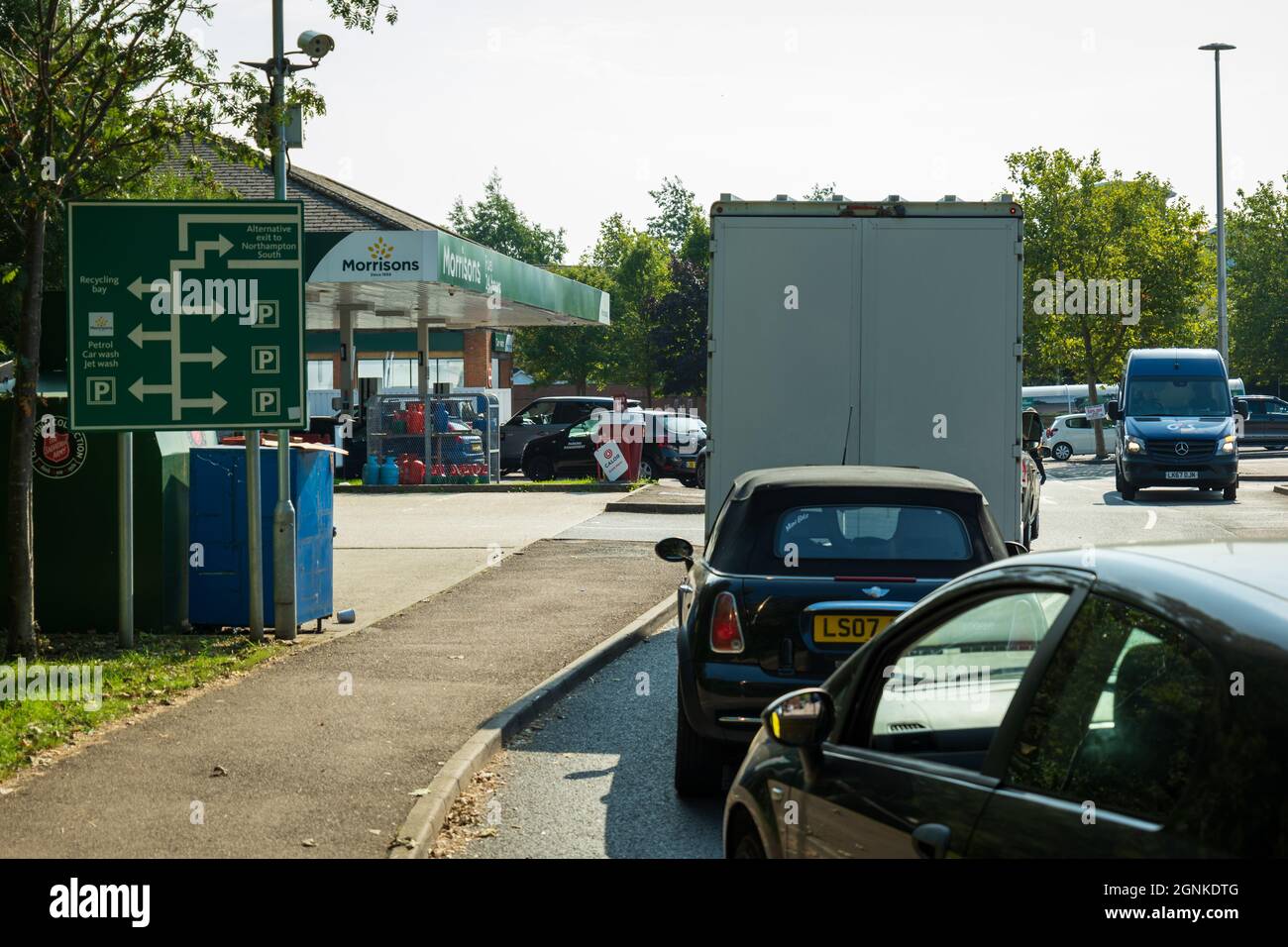 Northampton UK - Sep 26 2021: Lange Warteschlange an der Morrisons Tankstelle. Benzin- und Dieselkraftstoffmangel. Stockfoto
