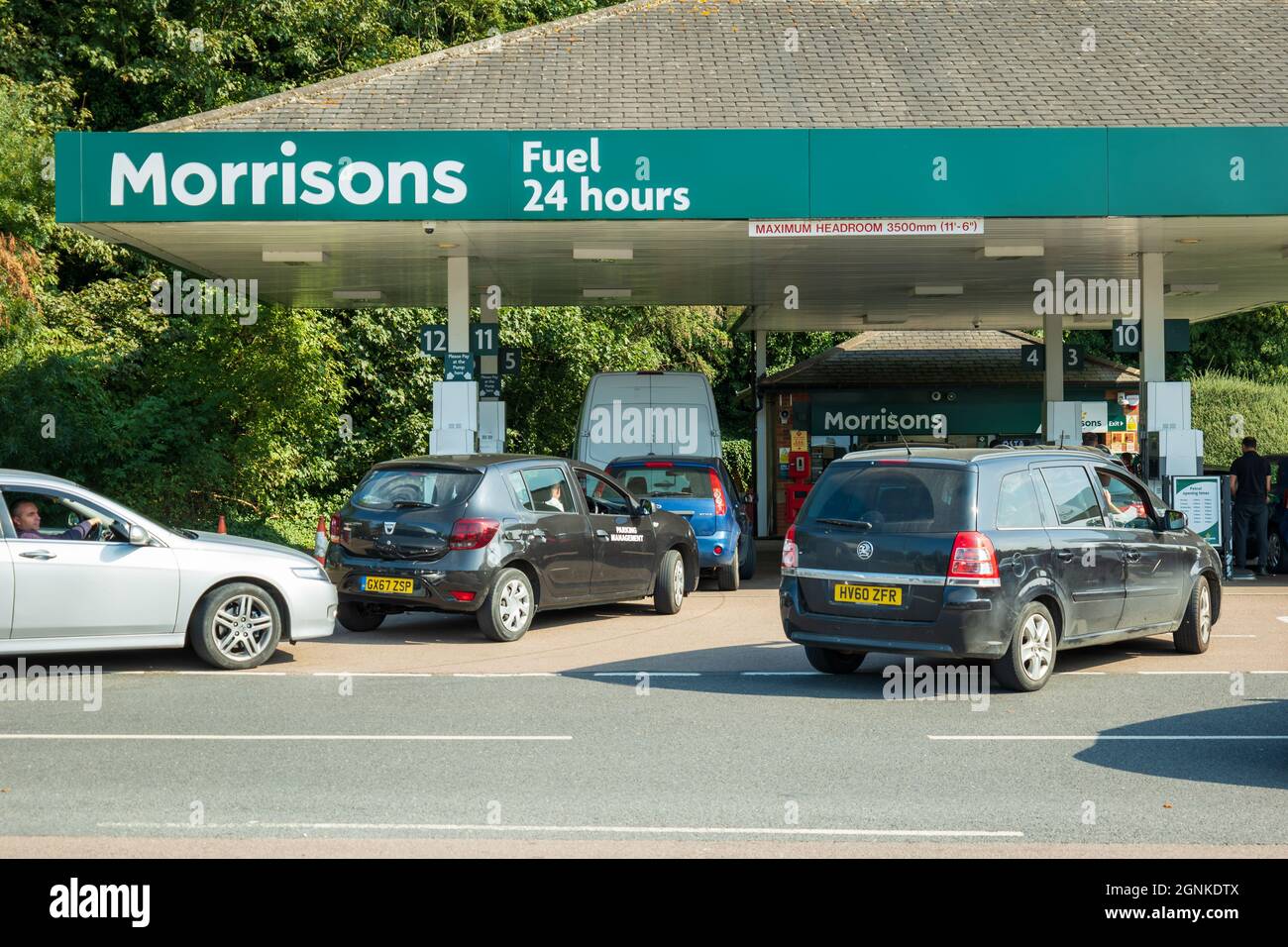 Northampton UK - Sep 26 2021: Lange Warteschlange an der Morrisons Tankstelle. Benzin- und Dieselkraftstoffmangel. Stockfoto