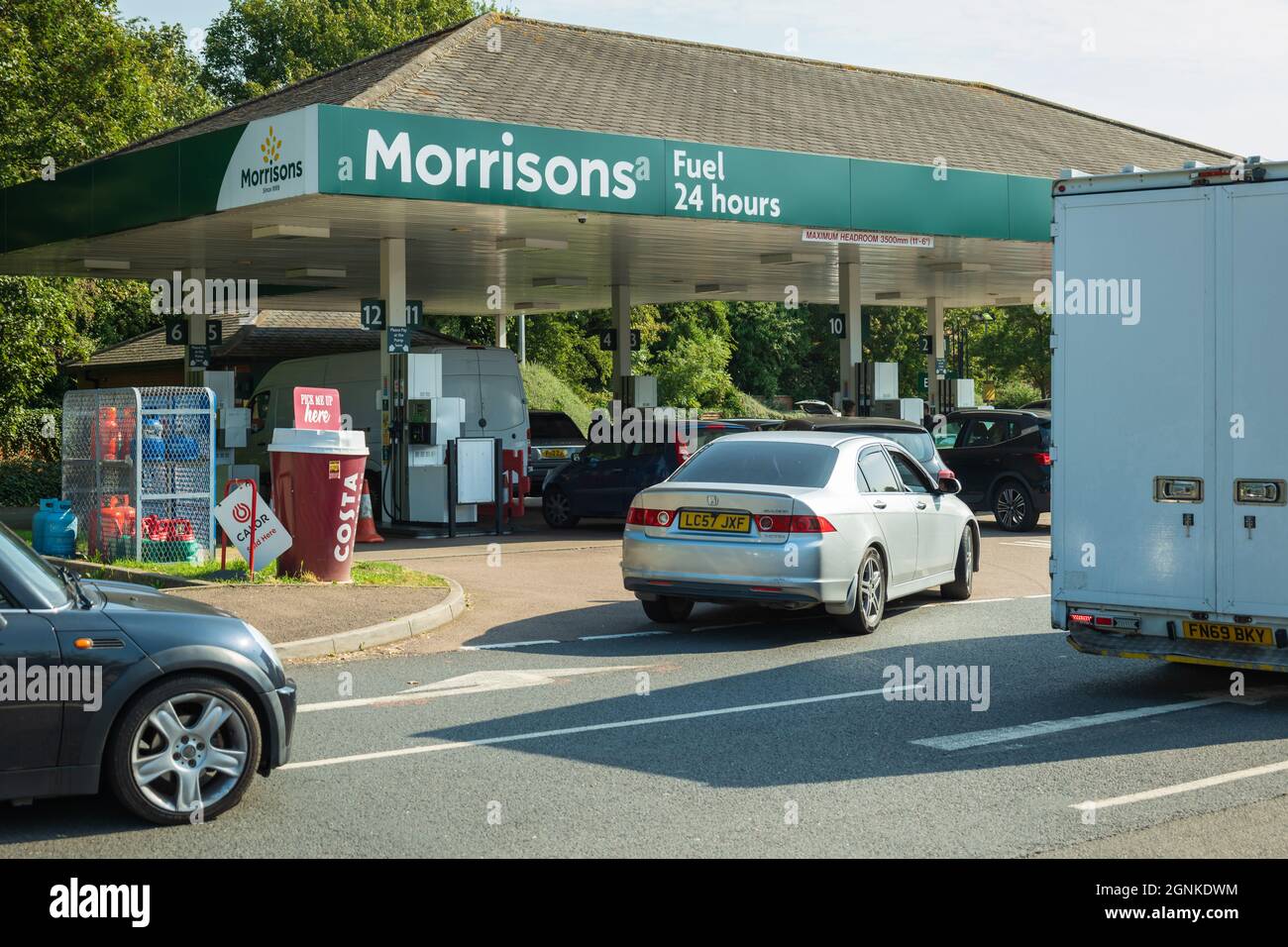 Northampton UK - Sep 26 2021: Lange Warteschlange an der Morrisons Tankstelle. Benzin- und Dieselkraftstoffmangel. Stockfoto