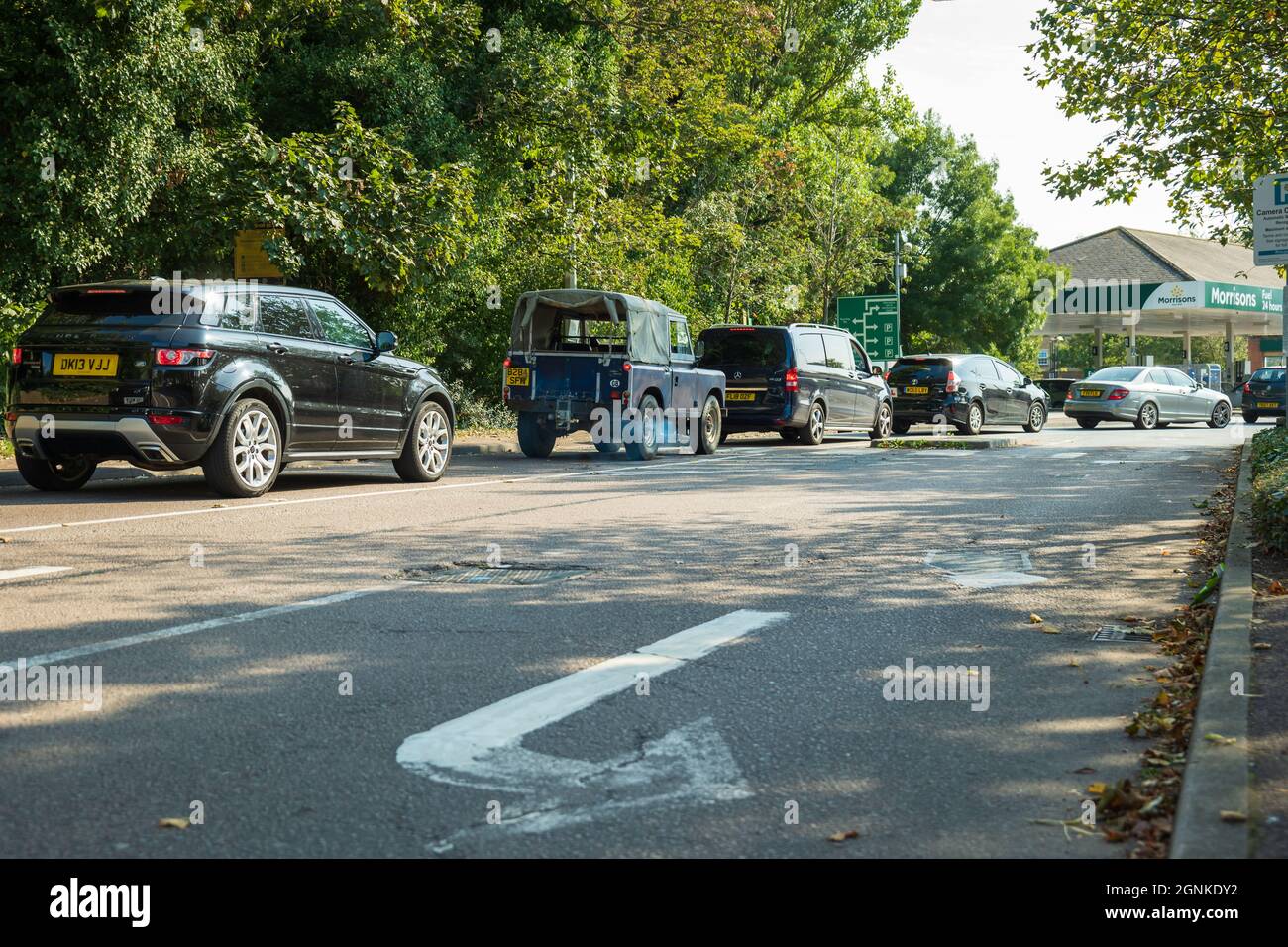Northampton UK - Sep 26 2021: Lange Warteschlange an der Morrisons Tankstelle. Benzin- und Dieselkraftstoffmangel. Stockfoto