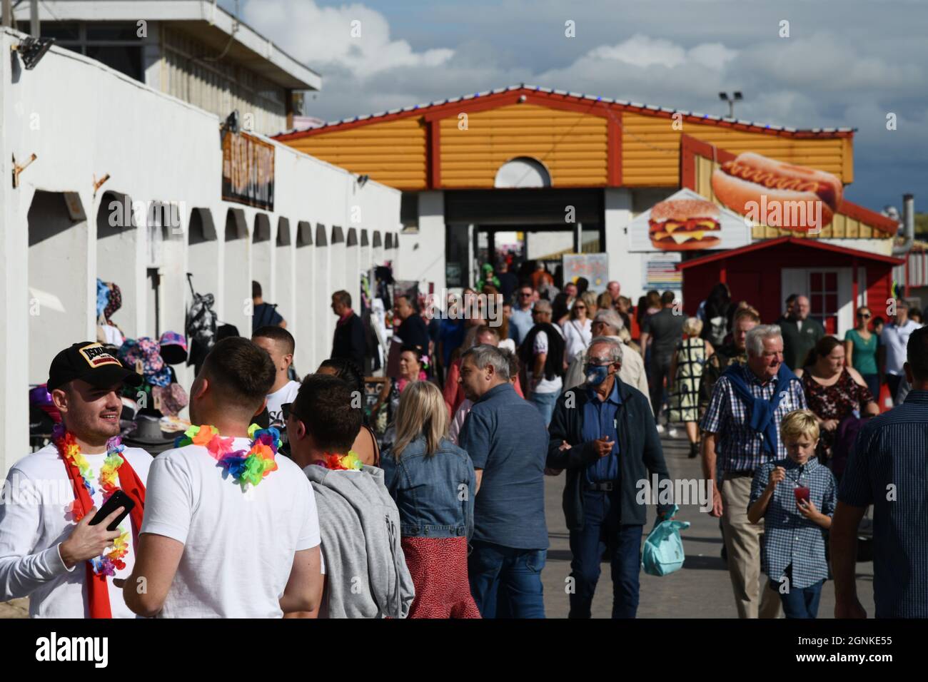 Elvis Festival, Porthcawl, South Wales, Großbritannien. 26. September 2021. Geschäftige Szenen am letzten Tag des jährlichen Wochenendes. Imitatoren treten in Pubs in der ganzen Stadt auf, mit Fans in themenbezogenen Kostümen.Quelle: Andrew Bartlett/Alamy Live News Stockfoto Elvis Festival, Porthcawl, South Wales, Großbritannien. 26. September 2021. Geschäftige Szenen am letzten Tag des jährlichen Wochenendes. Imitatoren treten in Pubs in der ganzen Stadt auf, mit Fans in themenbezogenen Kostümen.Quelle: Andrew Bartlett/Alamy Live News Stockfoto
