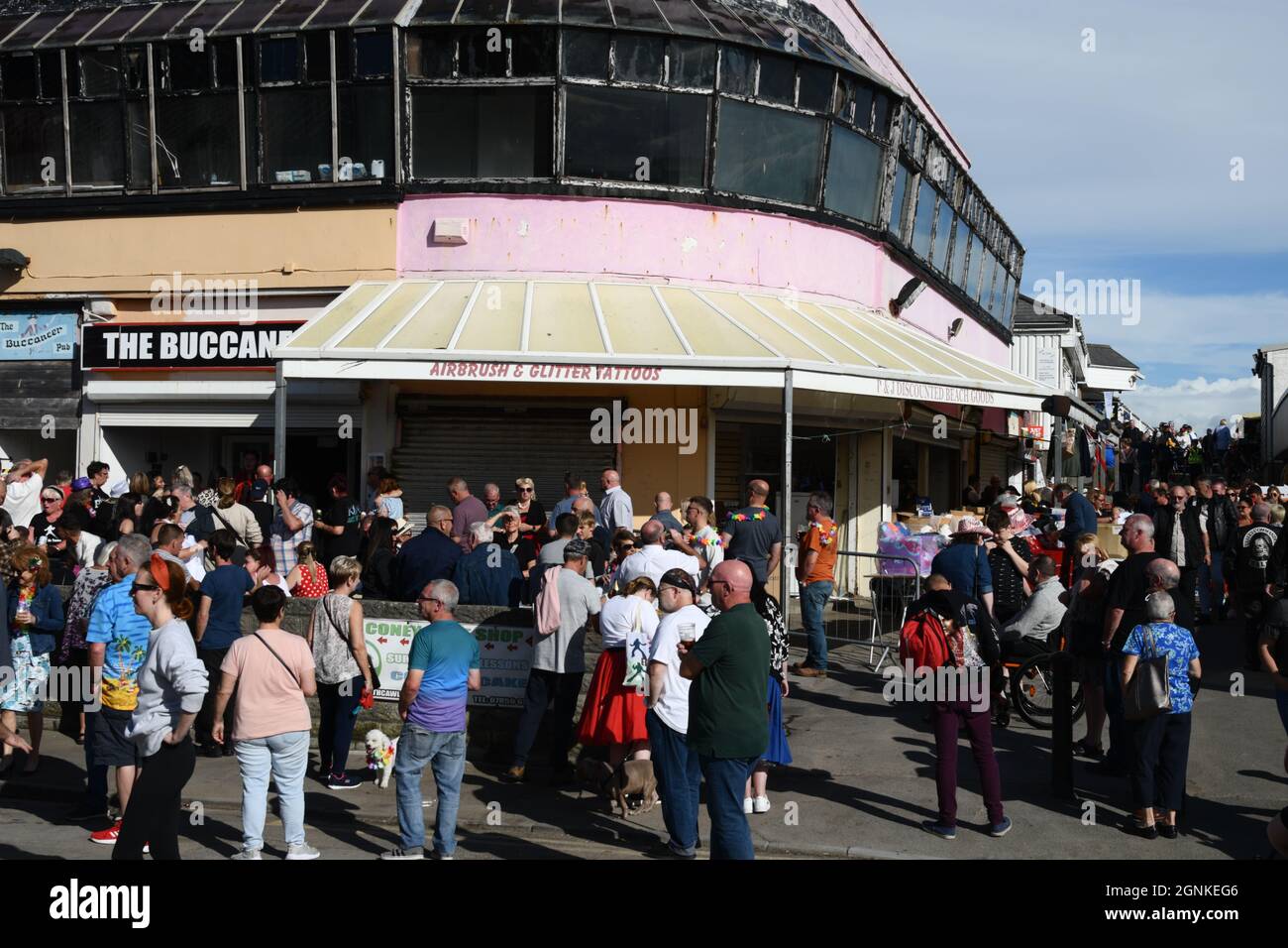 Elvis Festival, Porthcawl, South Wales, Großbritannien. 26. September 2021. Geschäftige Szenen am letzten Tag des jährlichen Wochenendes. Imitatoren treten in Pubs in der ganzen Stadt auf, mit Fans in themenbezogenen Kostümen.Quelle: Andrew Bartlett/Alamy Live News Stockfoto Elvis Festival, Porthcawl, South Wales, Großbritannien. 26. September 2021. Geschäftige Szenen am letzten Tag des jährlichen Wochenendes. Imitatoren treten in Pubs in der ganzen Stadt auf, mit Fans in themenbezogenen Kostümen.Quelle: Andrew Bartlett/Alamy Live News Stockfoto