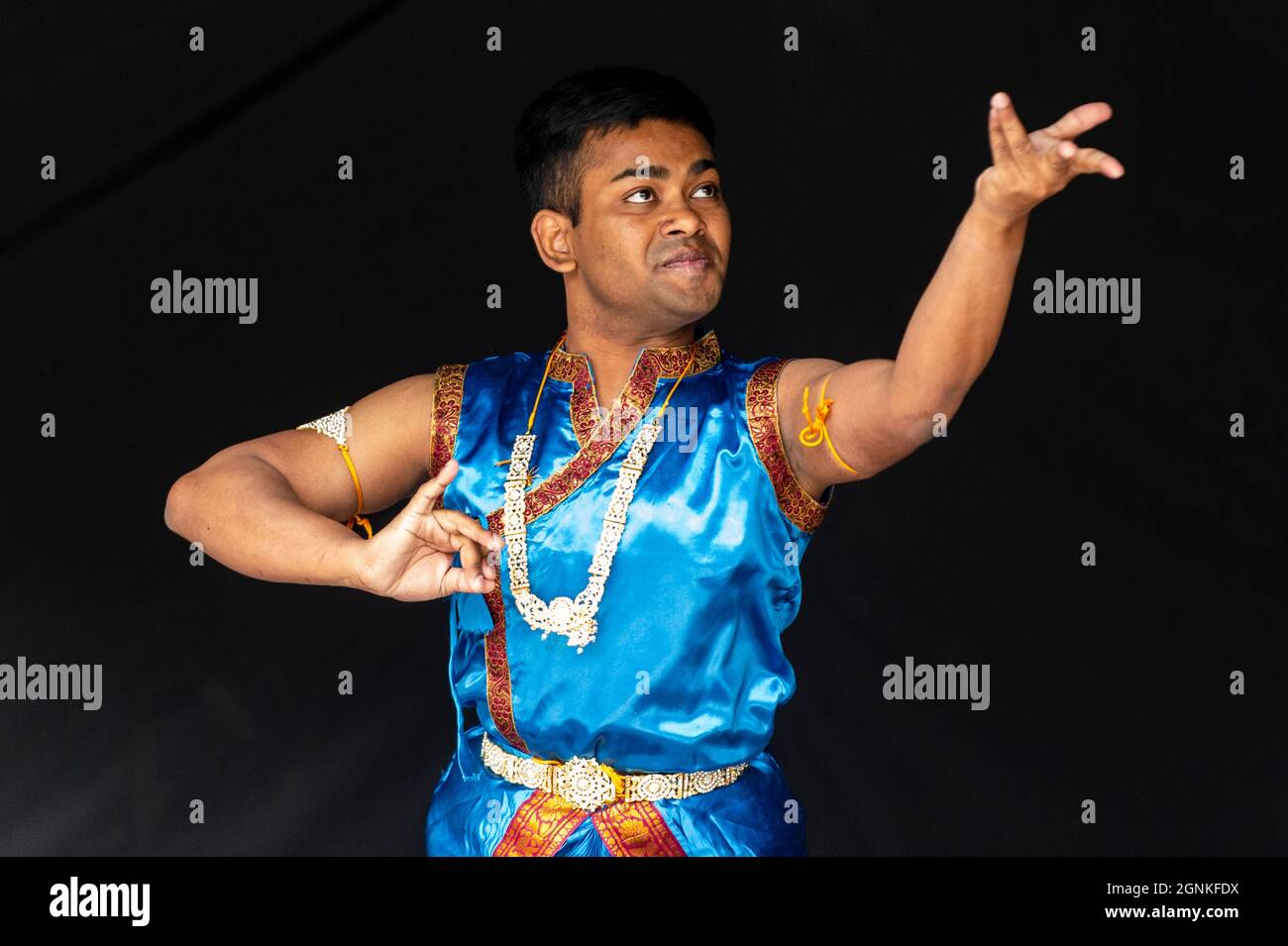 London, Großbritannien. 26. September 2021. Ein Performer tanzt im Mela in the City, einer Feier der bengalischen Kultur auf dem Aldgate Square in der City of London. Kredit: Stephen Chung / Alamy Live Nachrichten Stockfoto