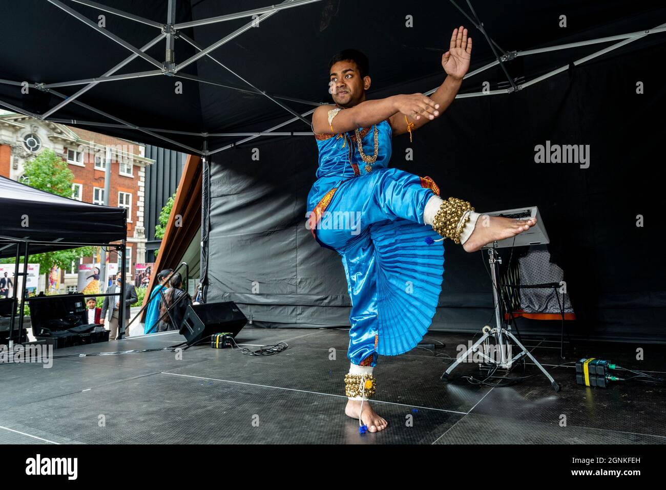 London, Großbritannien. 26. September 2021. Ein Performer tanzt im Mela in the City, einer Feier der bengalischen Kultur auf dem Aldgate Square in der City of London. Kredit: Stephen Chung / Alamy Live Nachrichten Stockfoto