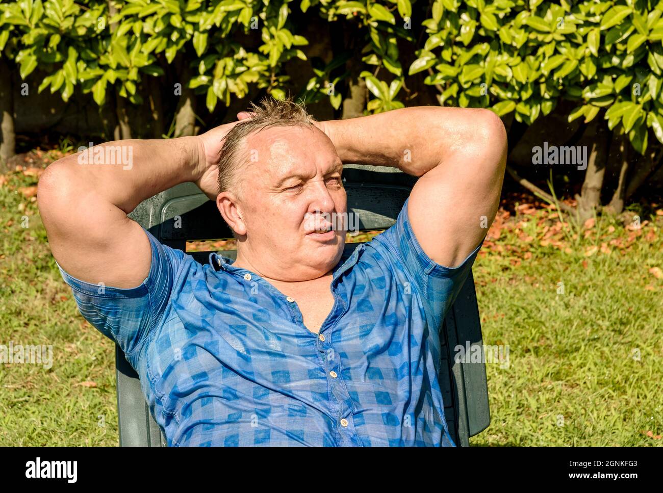 Porträt eines müden reifen Mannes im Garten. Lifestyle-Konzept für reife Menschen. Stockfoto
