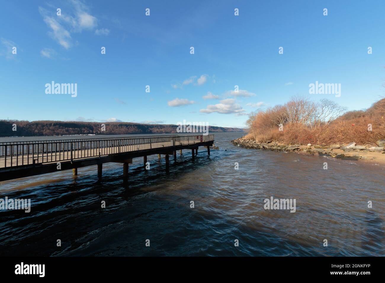 Das Ende des Dyckman Pier an einem kalten, windigen Tag mit Blick auf die felsige Küste Manhattans und die Küste von New Jersey über den Hudson River Stockfoto Das Ende des Dyckman Pier an einem kalten, windigen Tag mit Blick auf die felsige Küste Manhattans und die Küste von New Jersey über den Hudson River Stockfoto