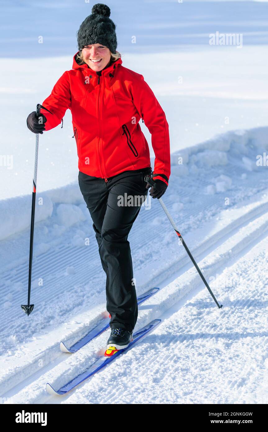 Skifahrerin, länderübergreifende Übung an einem sonnigen Wintertag Stockfoto