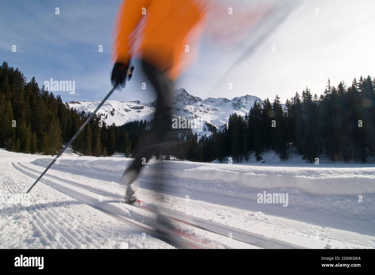 Junger Skifahrer, der an einem sonnigen Wintertag Langlauftraining macht Stockfoto