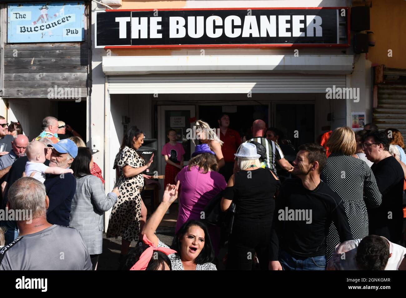 Elvis Festival, Porthcawl, South Wales, Großbritannien. 26. September 2021. Geschäftige Szenen am letzten Tag des jährlichen Wochenendes. Imitatoren treten in Pubs in der ganzen Stadt auf, mit Fans in themenbezogenen Kostümen.Quelle: Andrew Bartlett/Alamy Live News Stockfoto