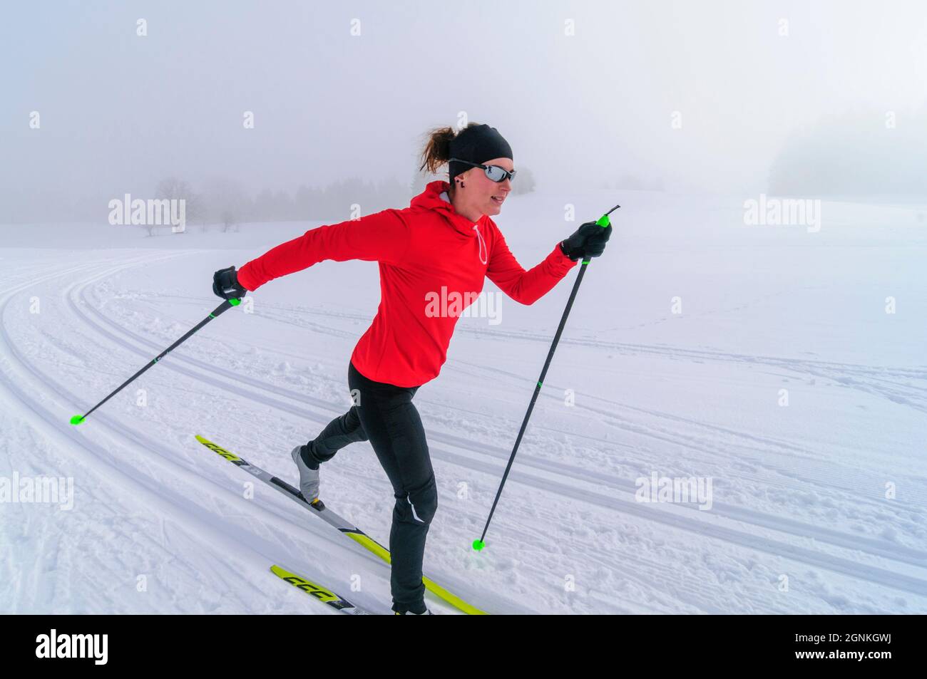 Langlaufen - junge Sportlerin in perfekter Diagonal Stil Stockfoto