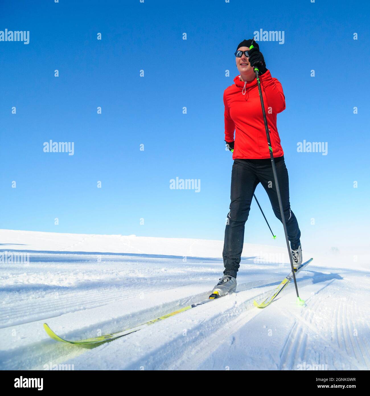 Langlaufen - junge Sportlerin in perfekter Diagonal Stil Stockfoto