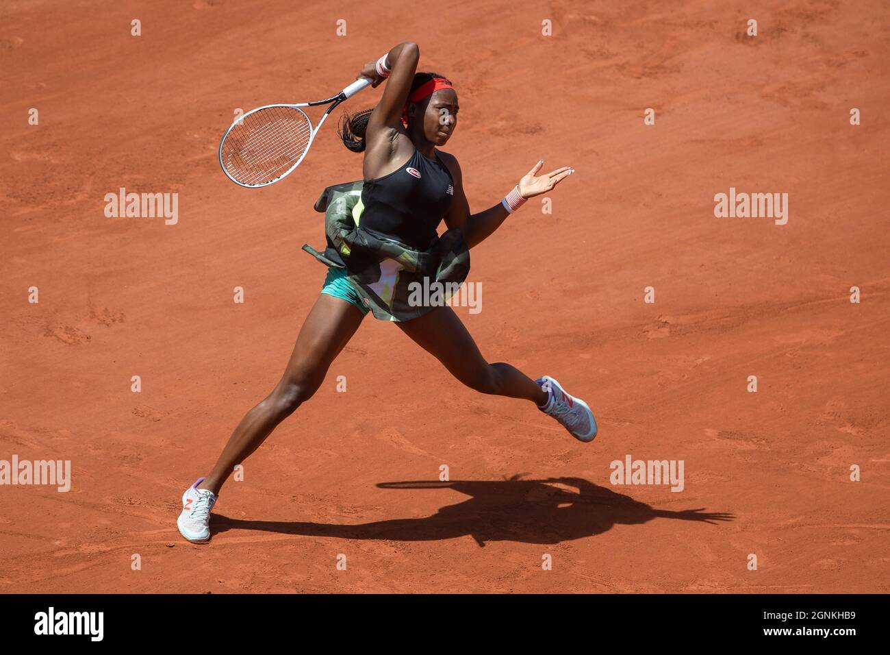 US-Tennisspielerin Coco Gauff spielt eine Vorhand, French Open 2021 Tennisturnier, Paris, Frankreich Stockfoto