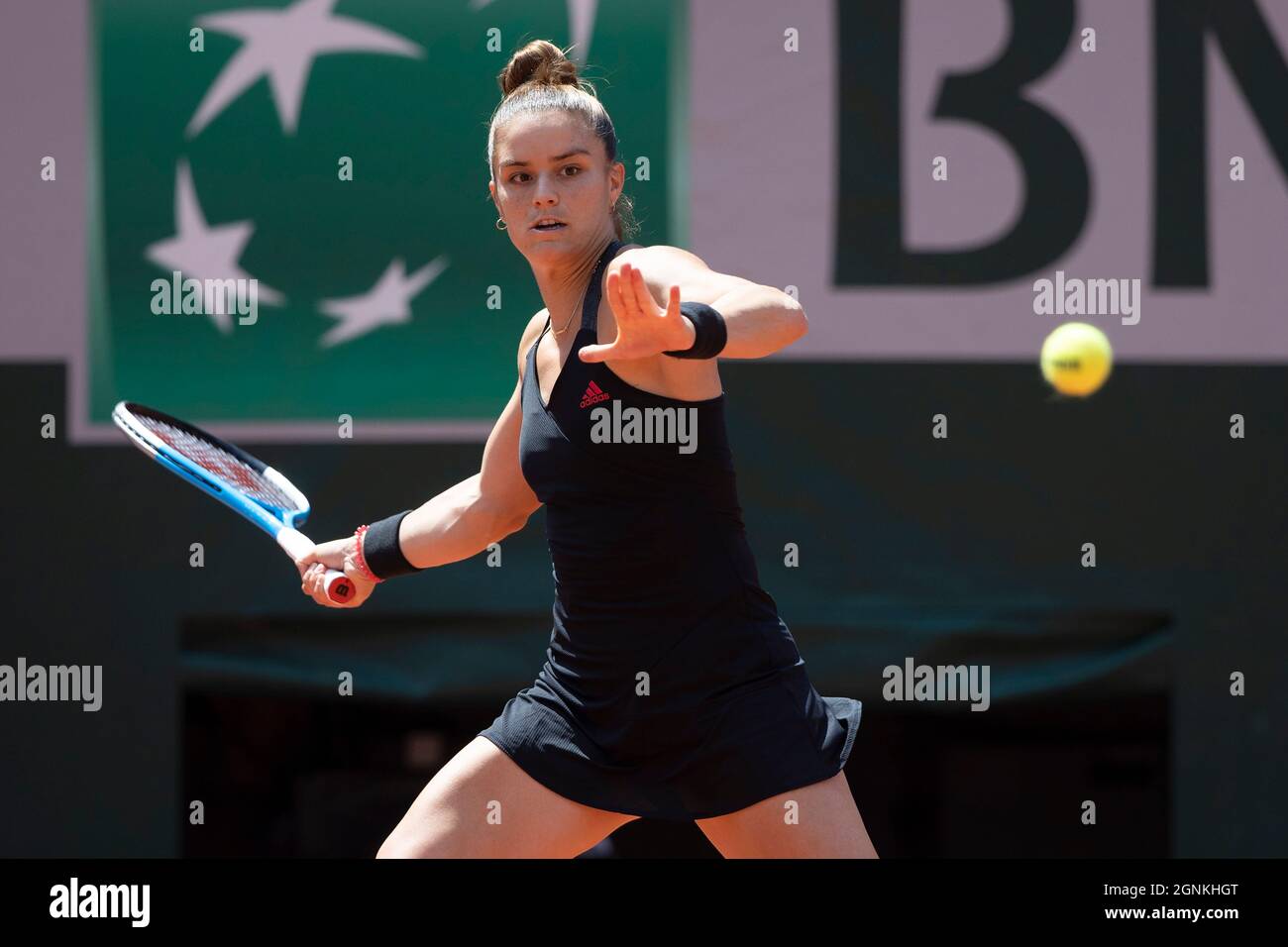 Die griechische Tennisspielerin Maria Sakkari spielt eine Vorhand, French Open 2021 Tennisturnier, Paris, Frankreich. Stockfoto