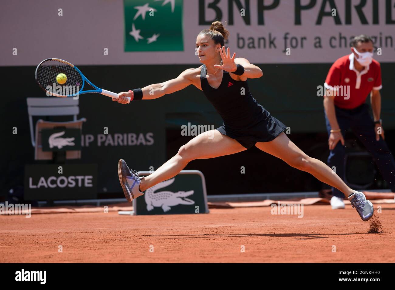 Die griechische Tennisspielerin Maria Sakkari spielt eine Vorhand-Rückkehr, French Open 2021 Tennisturnier, Paris, Frankreich. Stockfoto