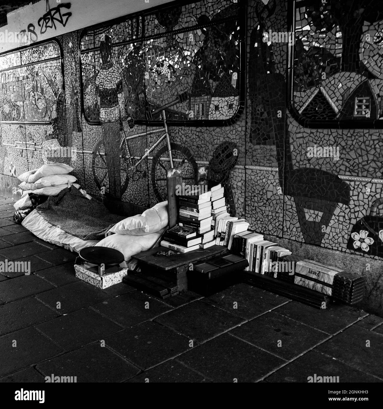 Abstract Schwarz-Weiß-Bild eines Obdachlosen Bett und Besitz unter Einer Eisenbahnbrücke in London, Großbritannien ohne Menschen Stockfoto