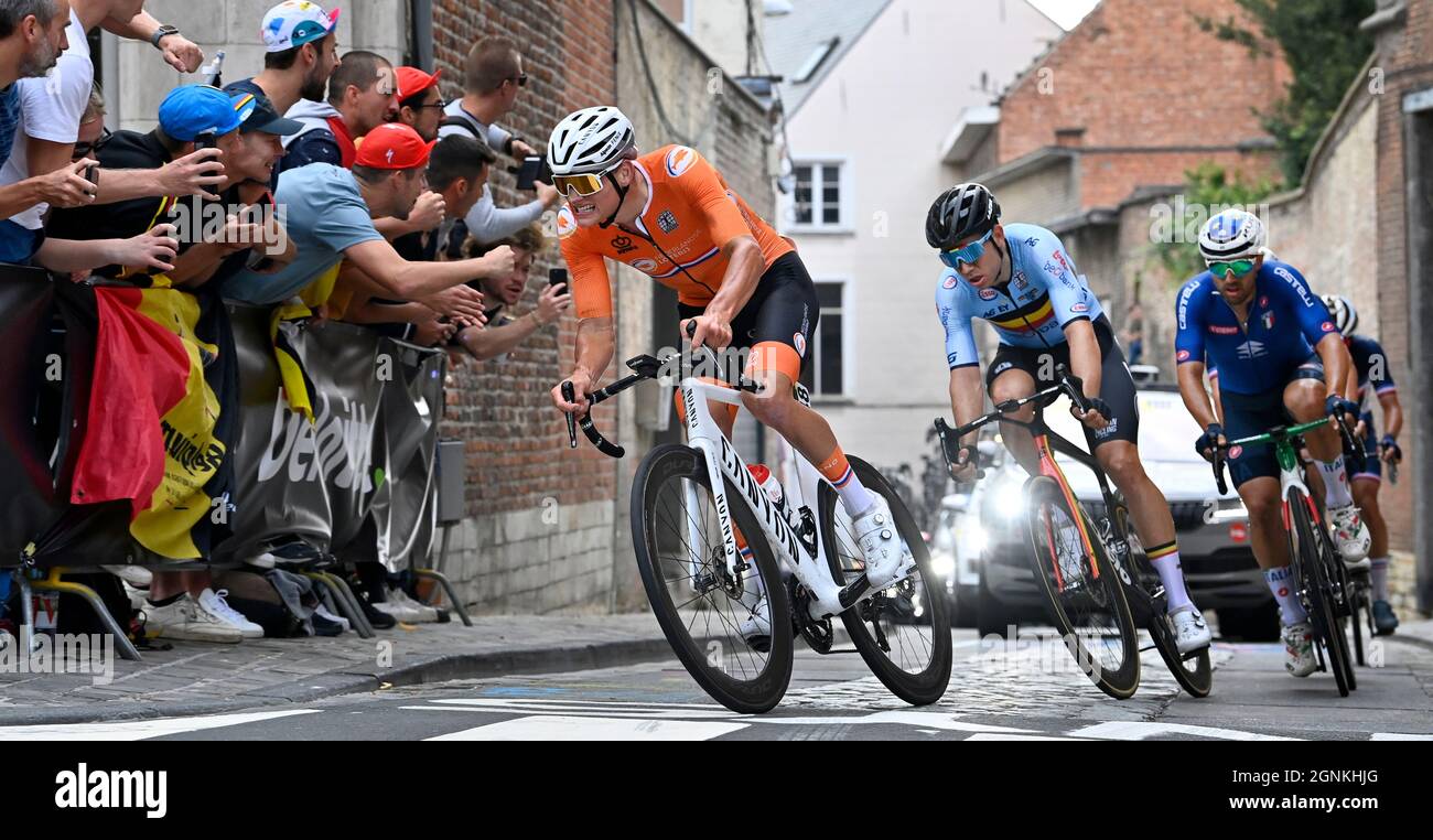 Der Niederländer Mathieu Van der Poel, der Belgier Wout van Aert und der Italiener Sonny Colbrelli wurden während des Elite-Männer-Straßenrennens des UCI-Weltchamps in Aktion gezeigt Stockfoto