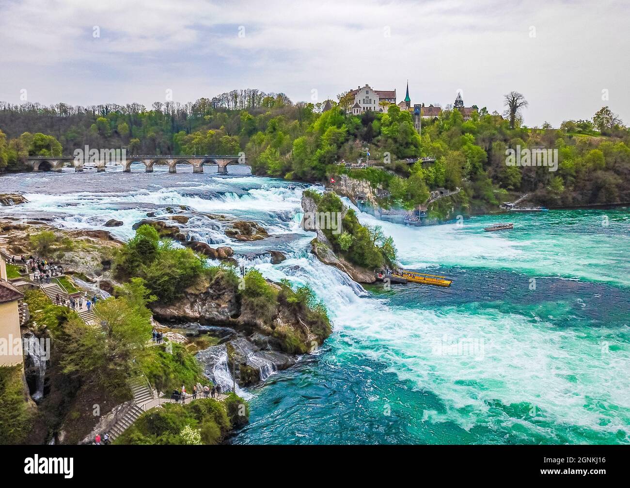 Rheinfall Europas größter Wasserfall in der Ebene in Neuhausen am Rheinfall Kanton Schaffhausen Schweiz Panoramablick von oben mit Drohne. Stockfoto