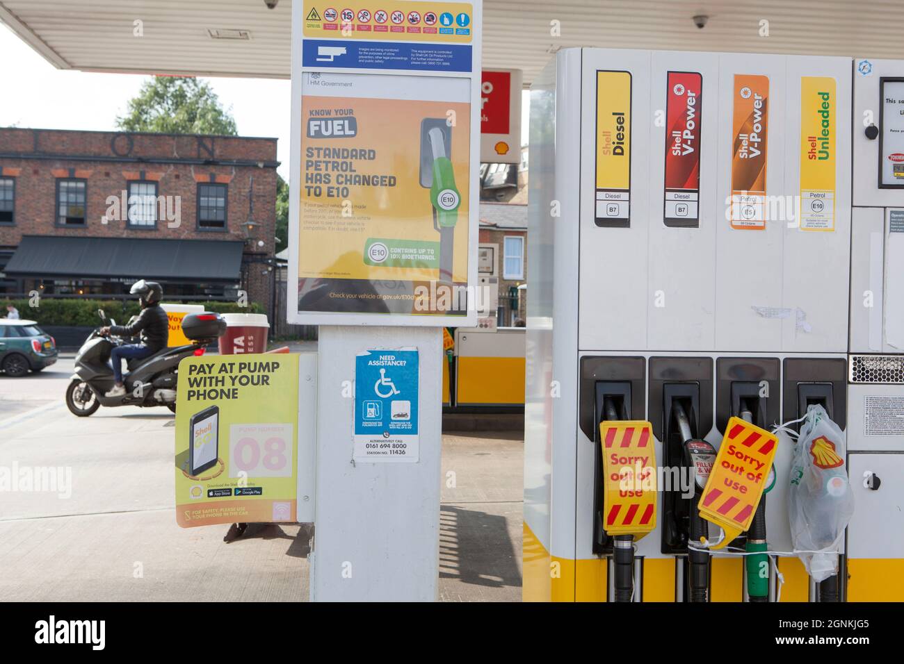 London, Großbritannien. September 2021. Auf dem Balham Hill im Süden Londons ist eine Shell Garage komplett aus allen Arten von Kraftstoff. Die Pumpen sind als außer Betrieb gekennzeichnet und die Verkehrskegel sind mit handschriftlichen Schildern mit der Aufschrift „No Fuel Sorry“ gekennzeichnet. Obwohl es im Land keinen absoluten Treibstoffmangel gibt, hat der Mangel an Liefertreibern dazu geführt, dass einige Ketten knapp geworden sind und die daraus folgenden Panikkäufe die Situation verschärft haben. Quelle: Anna Watson/Alamy Live News Stockfoto