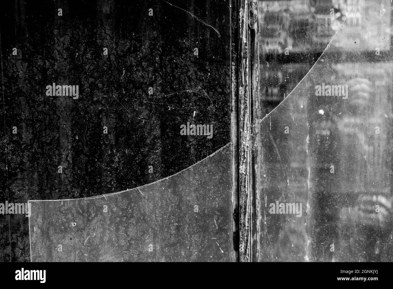 Nahaufnahme Abstraktes Schwarz-Weiß-Bild Von Zerbrochenem Glas In Einem Alten Gartenschuppen Ohne Menschen Stockfoto