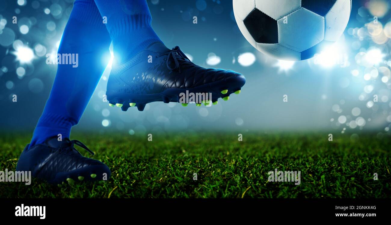 Fußballspieler bereit, den Ball im Stadion zu kicken Stockfoto