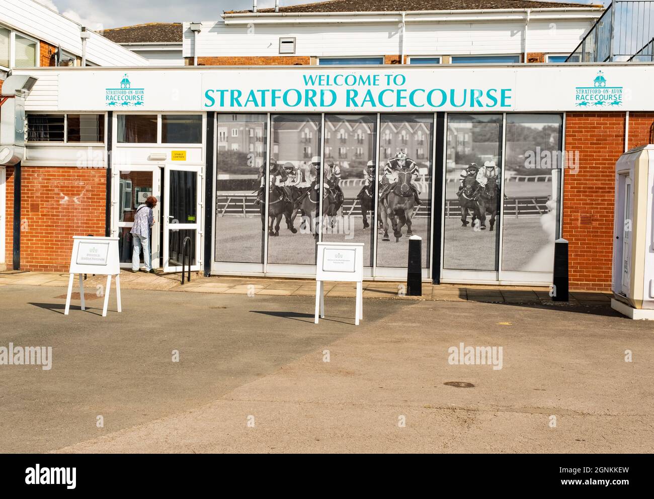 Stratford, Warwickshire, Großbritannien – September 2021. Rennkontrolle, Büros und VIP-Bereich der Rennbahn Stratford Stockfoto