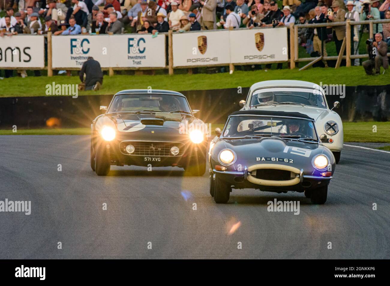 Klassische Sportwagen Rennen in der Dämmerung Stockfoto
