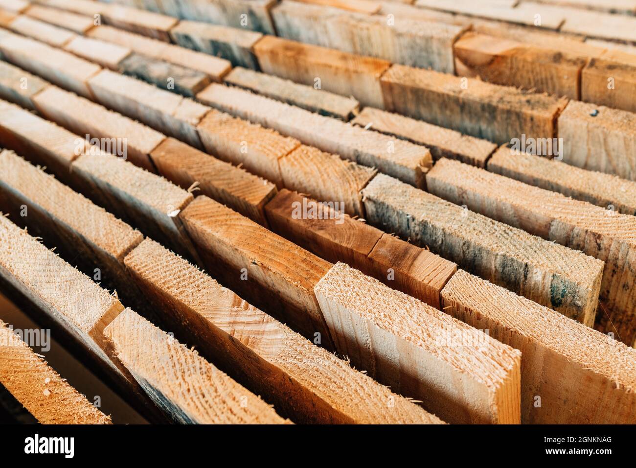 Gestapelte rustikale Holzbretter als Baumaterial, selektiver Fokus Stockfoto