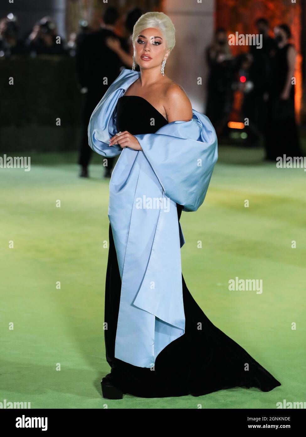 LOS ANGELES, KALIFORNIEN, USA - 25. SEPTEMBER: Sängerin Lady Gaga (Stefani Joanne Angelina Germanotta) in einem maßgeschneiderten Schiaparelli-Kleid und Chopard-Schmuck kommt bei der Eröffnungsgala des Academy Museum of Motion Picturs an, die am 25. September 2021 in Los Angeles, Kalifornien, USA, stattfand. (Foto von Xavier Collin/Image Press Agency/Sipa USA) Stockfoto