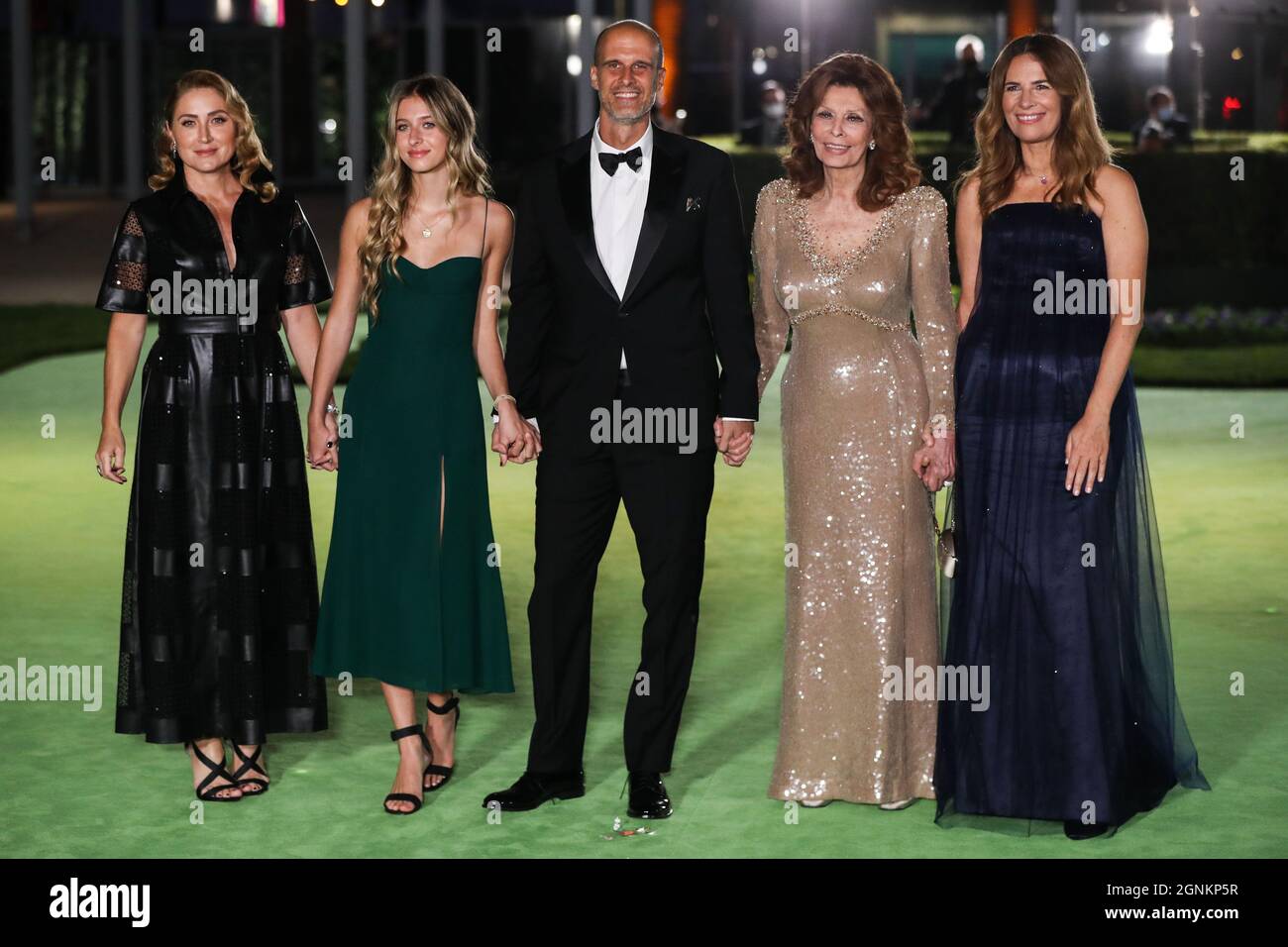 LOS ANGELES, KALIFORNIEN, USA - 25. SEPTEMBER: Sasha Alexander, Eduardo Ponti, Sophia Loren und Roberta Armani kommen zur Eröffnungsgala des Academy Museum of Motion Picturs, die am 25. September 2021 in Los Angeles, Kalifornien, USA, im Academy Museum of Motion Picturs stattfindet. (Foto von Xavier Collin/Image Press Agency/Sipa USA) Stockfoto