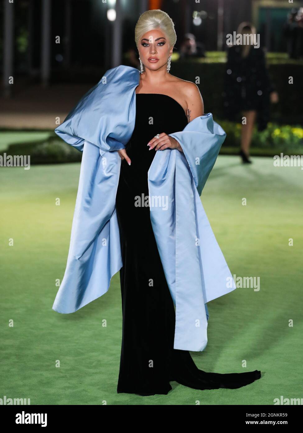 LOS ANGELES, KALIFORNIEN, USA - 25. SEPTEMBER: Sängerin Lady Gaga (Stefani Joanne Angelina Germanotta) in einem maßgeschneiderten Schiaparelli-Kleid und Chopard-Schmuck kommt bei der Eröffnungsgala des Academy Museum of Motion Picturs an, die am 25. September 2021 in Los Angeles, Kalifornien, USA, stattfand. (Foto von Xavier Collin/Image Press Agency/Sipa USA) Stockfoto