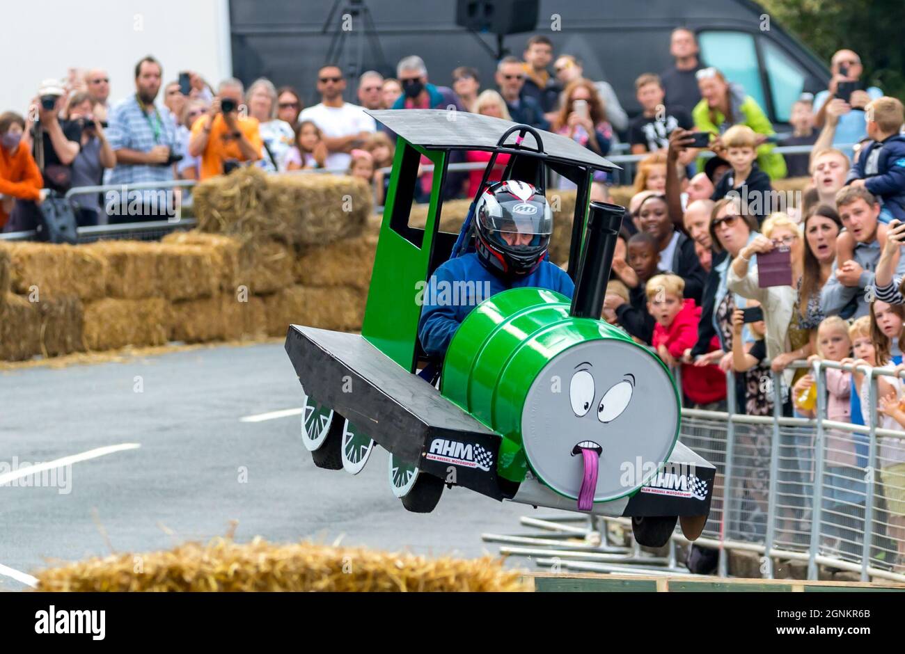 Eastbourne, Großbritannien. September 2021. Die Teams erfreuen die Menschenmassen, wenn sie in ihren selbstgemachten Karren die Straße entlang dieser Küstenstadt hinunterstürzen und steilen Kurven, knöchernen Sprüngen und Hochgeschwindigkeitsschikanen gegenüberstehen. Kredit: Newspics UK South/Alamy Live Nachrichten Stockfoto