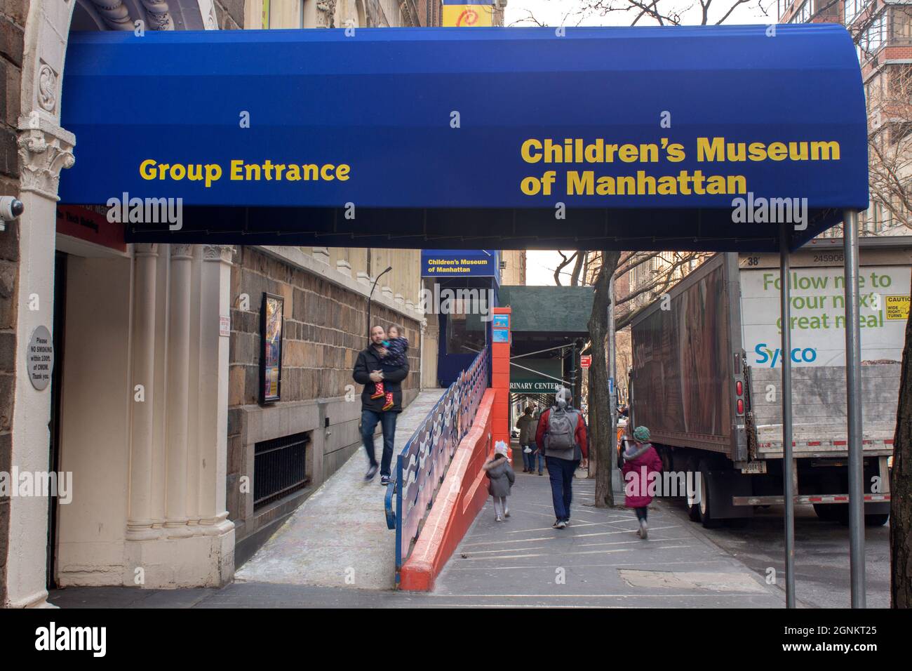 Der Eingang des Children's Museum of Manhattan auf der Upper West Side bietet Kunstausstellungen und Aktivitäten, die die Entwicklung der frühen Kindheit unterstützen Stockfoto