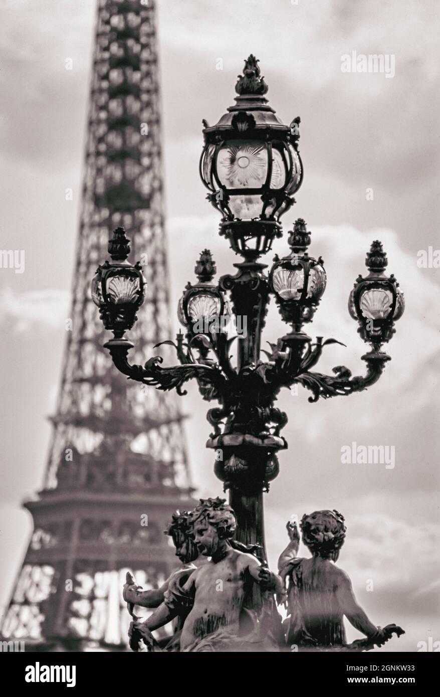 Vintage Retro PARIS PONT ALEXANDRE III SONNENUNTERGANG JUGENDSTIL LAMPEN PARIS DÄMMERUNG MOODY auf Alexandre III Brücke mit Eiffelturm im Hintergrund 'City of Light' Les Invalides Paris Frankreich Stockfoto