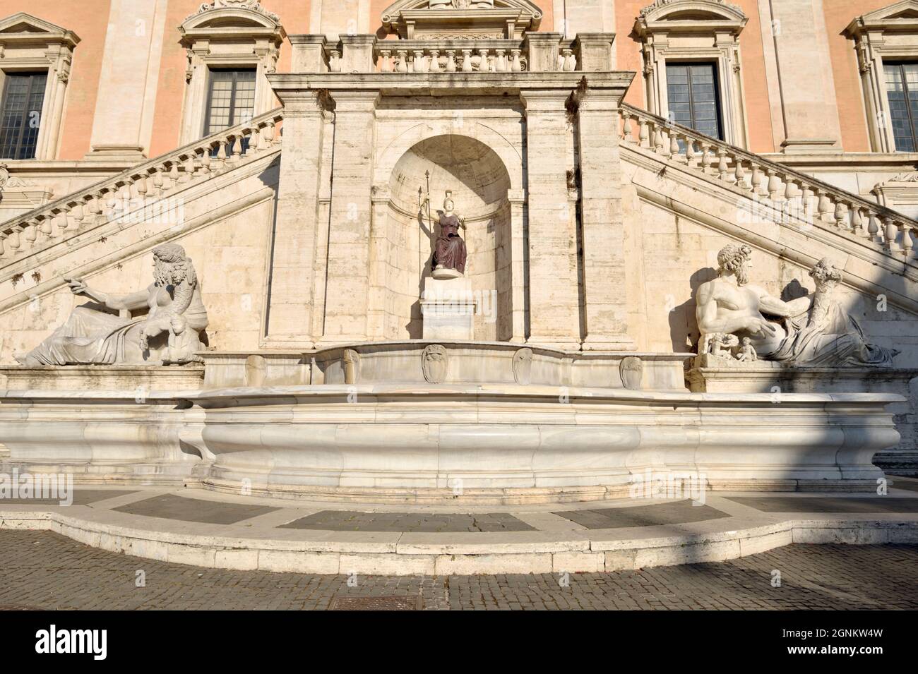 Italien, Rom, Piazza del Campidoglio, Palazzo Senatorio, Treppe mit der Statue der römischen Göttin Roma, ursprünglich Minerva (1.. Jh. n. Chr.) Stockfoto