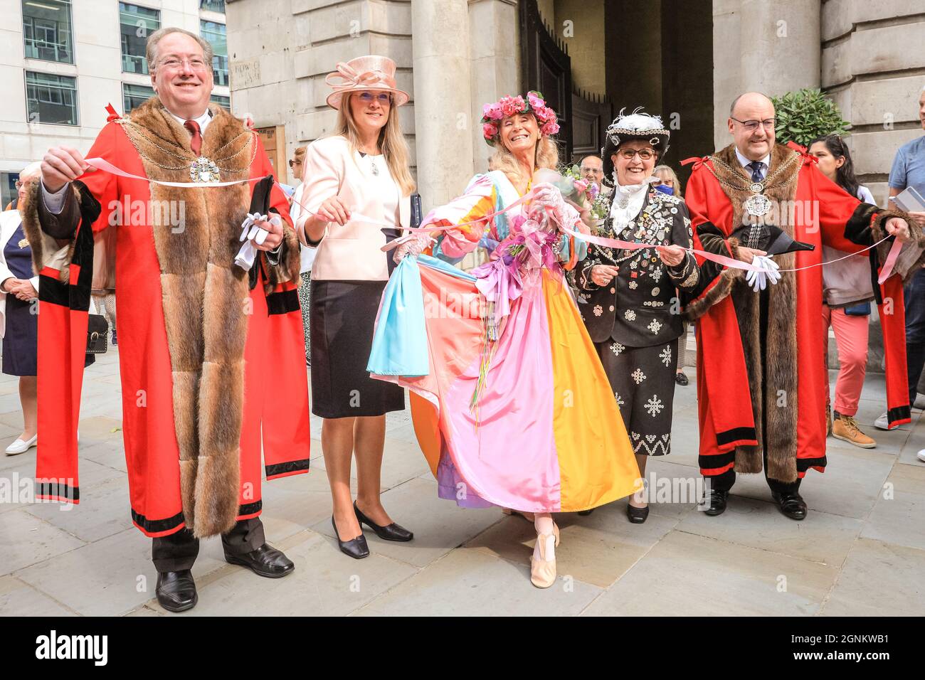 St Mary-Le-Bow, London, Großbritannien. September 2021. London Mayors, Pearlies, Miss Maypole und Würdenträger vor dem Gottesdienst. Perlkönige und Königinnen feiern ihr jährliches Erntefest mit dem Costermonger´s Harvest Service in der St. Mary-Le-Bow Kirche. Da die üblichen Feierlichkeiten im Guildhall Yard abgesagt werden mussten, treffen sich die Pearlies vor und nach dem Gottesdienst vor seinem Jahr und begrüßen Freunde und die Öffentlichkeit vor der Kirche. Kredit: Imageplotter/Alamy Live Nachrichten Stockfoto