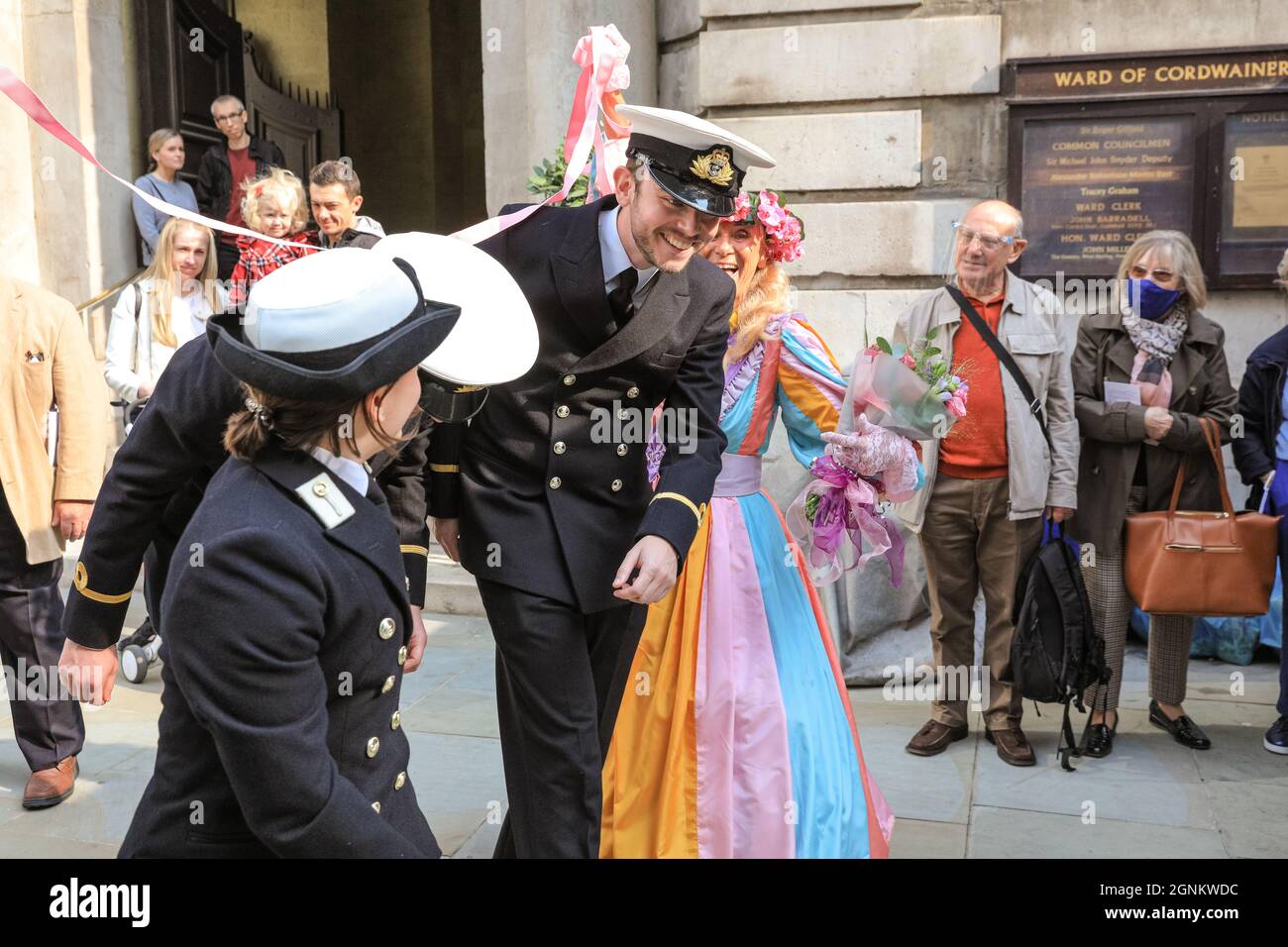 St Mary-Le-Bow, London, Großbritannien. September 2021. Besuch von Mitgliedern der Streitkräfte mit Miss Maypole, Donna Maria, vor der Kirche.Frühkönige und Königinnen feiern ihr jährliches Erntefest mit dem Costermonger´s Harvest Service in der St. Mary-Le-Bow Kirche. Da die üblichen Feierlichkeiten im Guildhall Yard abgesagt werden mussten, treffen sich die Pearlies vor und nach dem Gottesdienst vor seinem Jahr und begrüßen Freunde und die Öffentlichkeit vor der Kirche. Kredit: Imageplotter/Alamy Live Nachrichten Stockfoto