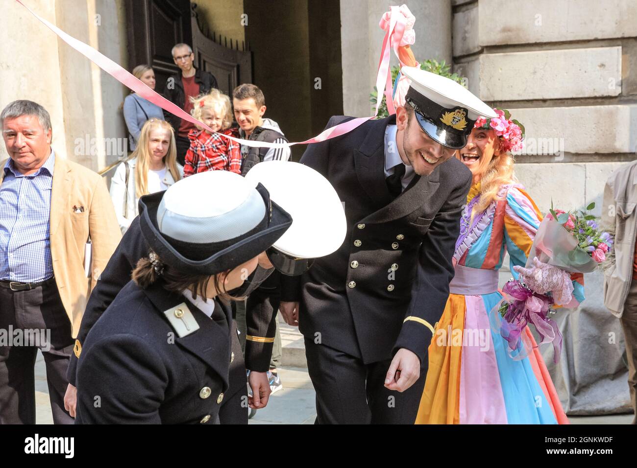 St Mary-Le-Bow, London, Großbritannien. September 2021. Besuch von Mitgliedern der Streitkräfte mit Miss Maypole, Donna Maria, vor der Kirche.Frühkönige und Königinnen feiern ihr jährliches Erntefest mit dem Costermonger´s Harvest Service in der St. Mary-Le-Bow Kirche. Da die üblichen Feierlichkeiten im Guildhall Yard abgesagt werden mussten, treffen sich die Pearlies vor und nach dem Gottesdienst vor seinem Jahr und begrüßen Freunde und die Öffentlichkeit vor der Kirche. Kredit: Imageplotter/Alamy Live Nachrichten Stockfoto