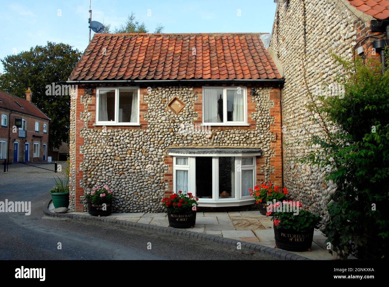 Attraktives kleines Haus mit Steinwänden und Ziegeldach in der markierten Stadt holt, Norfolk, England, 2013 Stockfoto