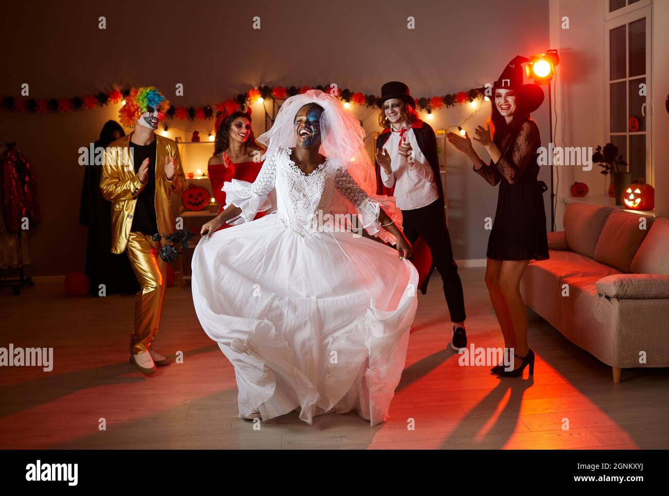 Fröhliche junge afroamerikanische Frau im toten Braut Kostüm tanzen Spaß auf halloween-Party. Stockfoto
