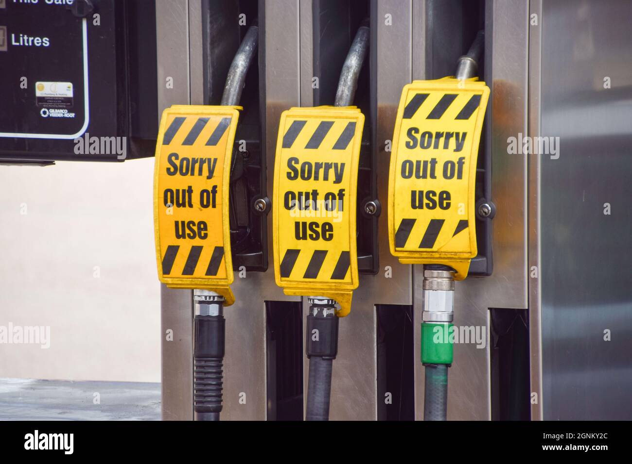 Schilder auf den Zapfsäulen an einer Texaco-Station im Zentrum von London „Sorry, out of use“. An vielen Stationen ist aufgrund des Mangels an LKW-Fahrern im Zusammenhang mit dem Brexit und dem panischen Kauf der Tankstellen der Treibstoff ausgelaufen. London, Großbritannien. September 2021. Stockfoto