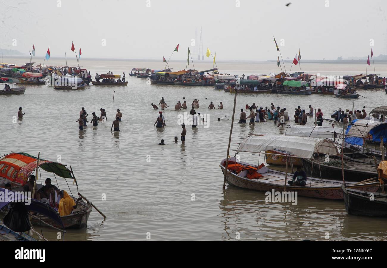 Hinduistische Anhänger führen Pind-Daan-Rituale für den Frieden der Seelen der Vorfahren durch und nehmen am Ufer des Ganges in Prayagraj, Indien, ein heiliges Bad. Stockfoto