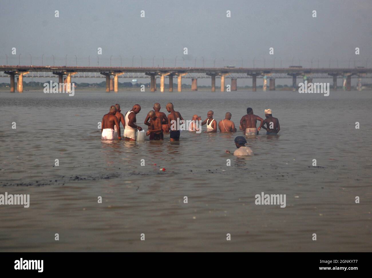 Hinduistische Anhänger führen Pind-Daan-Rituale für den Frieden der Seelen der Vorfahren durch und nehmen am Ufer des Ganges in Prayagraj, Indien, ein heiliges Bad. Stockfoto