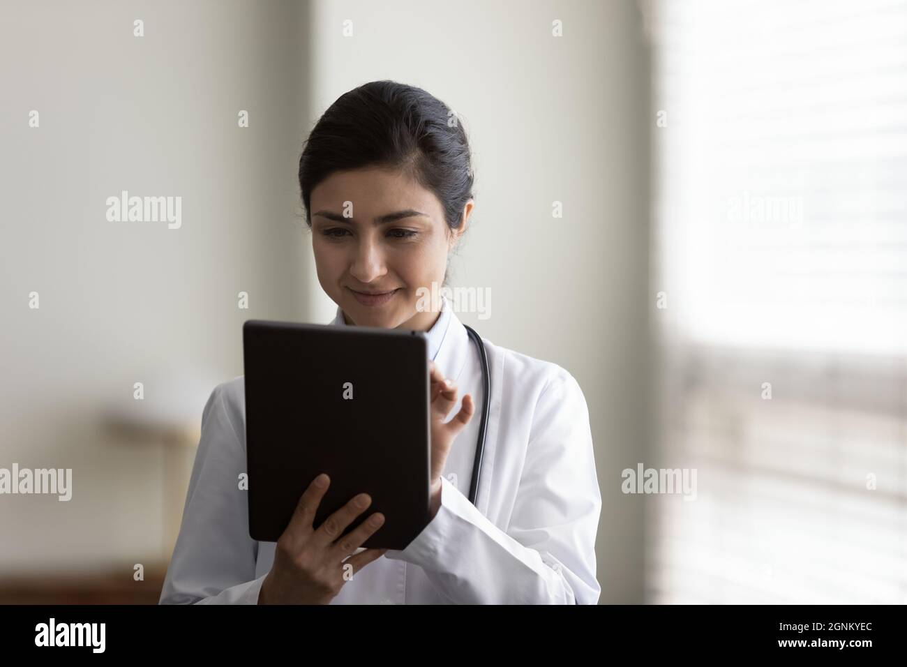 Fokussierte junge Praktizierende mit Tablet-Computer Stockfoto
