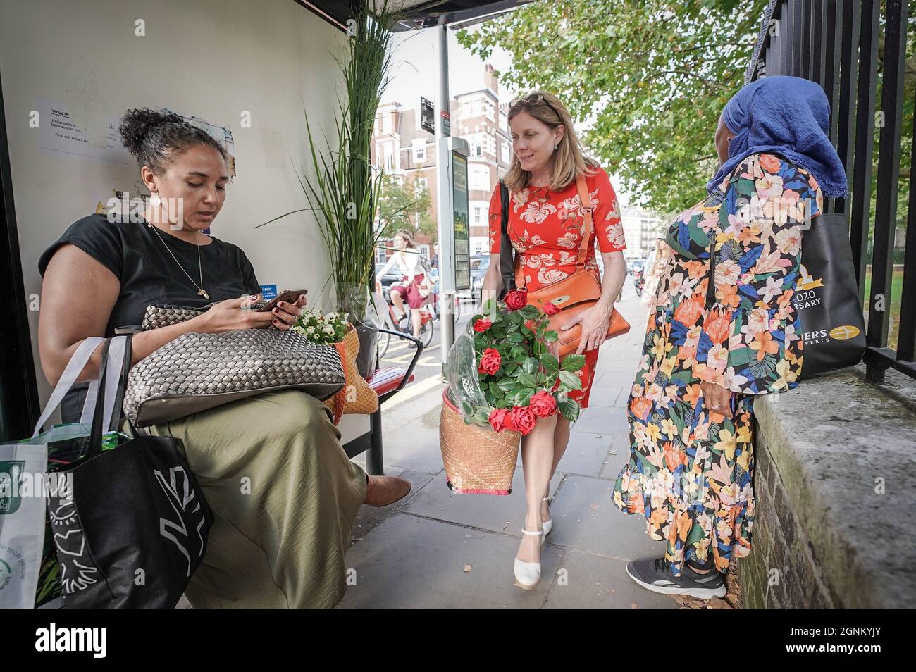 London, Großbritannien. September 2021. Verkauf der Chelsea Flower Show-Pflanze. Am letzten Tag der RHS Chelsea Flower Show, bei der viele Aussteller ihre Pflanzen zu verwerflichen Preisen an die Öffentlichkeit verkaufen, werden die Schnäppchen schnell erledigt. Kredit: Guy Corbishley/Alamy Live Nachrichten Stockfoto
