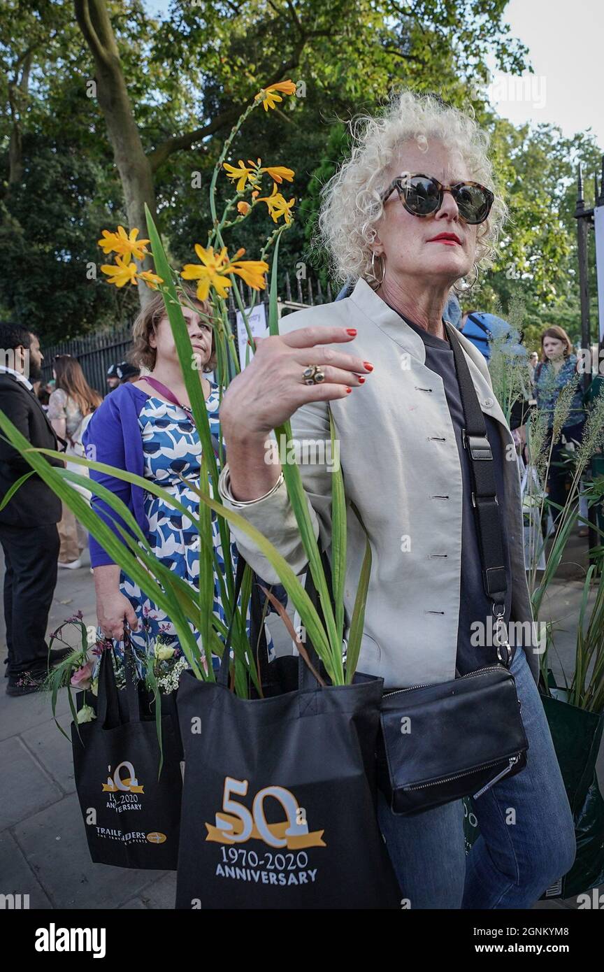 London, Großbritannien. September 2021. Verkauf der Chelsea Flower Show-Pflanze. Am letzten Tag der RHS Chelsea Flower Show, bei der viele Aussteller ihre Pflanzen zu verwerflichen Preisen an die Öffentlichkeit verkaufen, werden die Schnäppchen schnell erledigt. Kredit: Guy Corbishley/Alamy Live Nachrichten Stockfoto