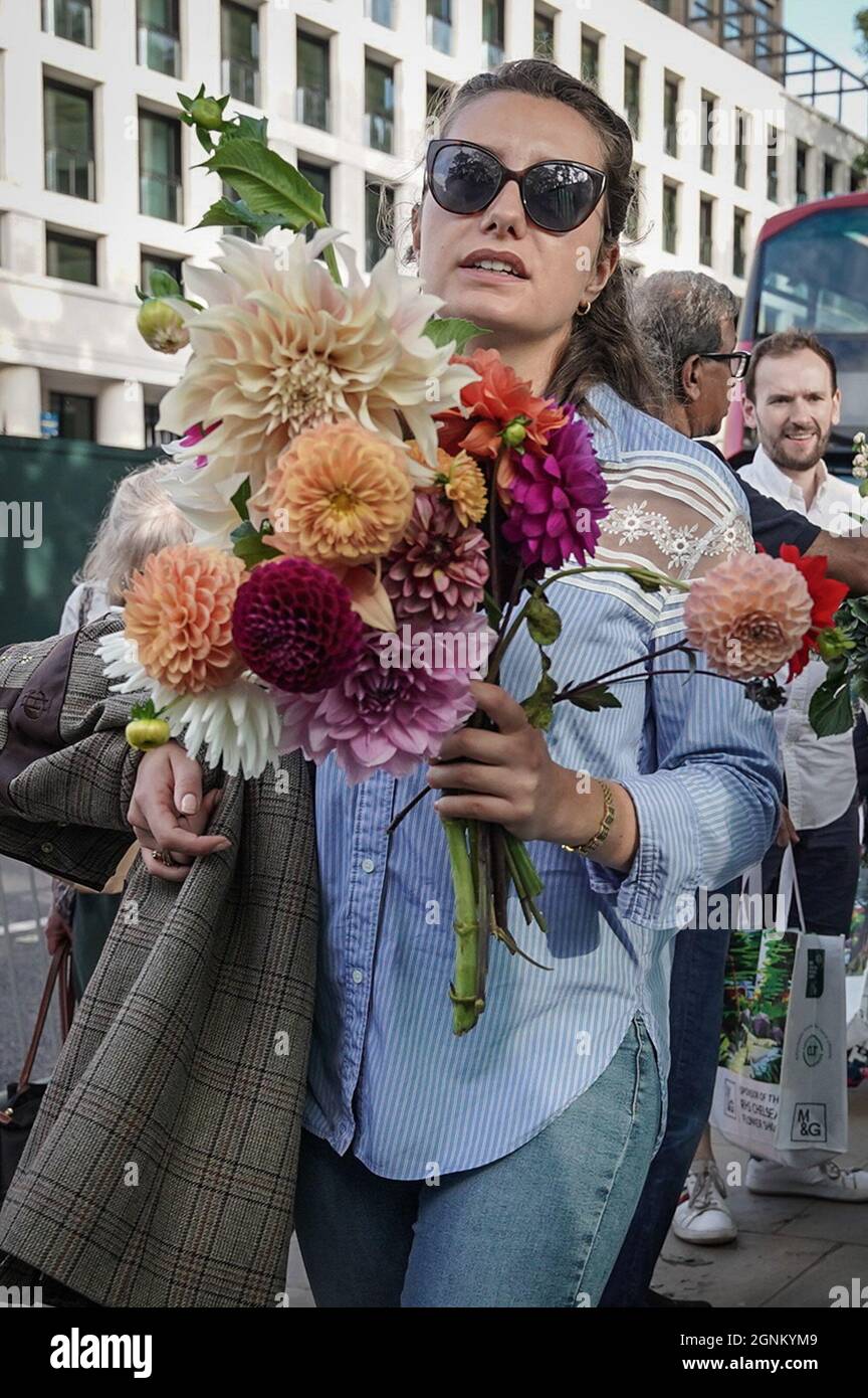 London, Großbritannien. September 2021. Verkauf der Chelsea Flower Show-Pflanze. Am letzten Tag der RHS Chelsea Flower Show, bei der viele Aussteller ihre Pflanzen zu verwerflichen Preisen an die Öffentlichkeit verkaufen, werden die Schnäppchen schnell erledigt. Kredit: Guy Corbishley/Alamy Live Nachrichten Stockfoto