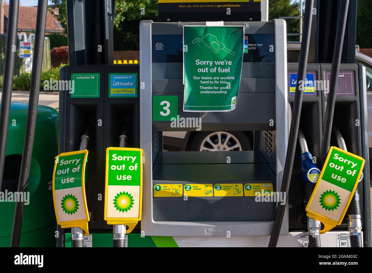 Sonning Cut, UK. September 2021. An der BP-Tankstelle auf der A4 in Sonning Cut ist der Kraftstoff knapp, und nur ihre Werkstatt ist geöffnet. Die Tankverknappung hat sich am Wochenende verschärft, da die Menschen in Panik beim Kauf geraten sind. Der anhaltende Mangel an Lkw-Fahrern nach dem Brexit hält an. Quelle: Maureen McLean/Alamy Live News Stockfoto